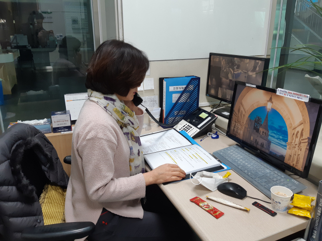 9일 오전 대구 북구보건소 감염예방 대책본부 직원이 보건소에 걸려온 신종코로나 관련 문의 전화를 받고 있다. 김근우 기자 gnu@imaeil.com