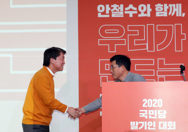 안철수 전 의원(왼쪽)과 진중권 전 동양대 교수가 9일 오후 서울 영등포구 하이서울유스호스텔 대강당에서 열린 안철수신당(가칭) 중앙당 창당발기인대회 사전행사에서 악수를 나누고 있다. 연합뉴스
