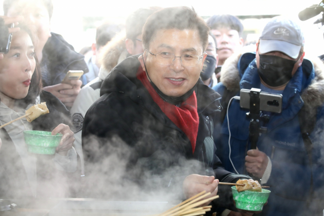21대 총선 서울 종로 출마를 선언한 자유한국당 황교안 대표가 9일 오후 서울 성균관대학교 인근 분식점을 찾아 어묵을 먹고 있다. 연합뉴스