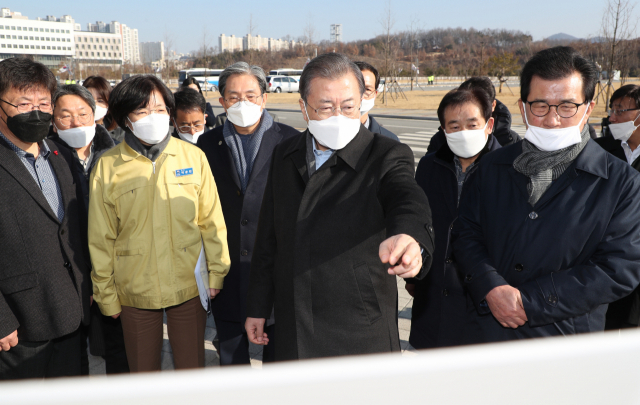 문재인 대통령이 9일 신종 코로나바이러스 확산으로 중국 우한 교민들이 임시 생활하고 있는 진천 공무원인재개발원에서 관계자의 보고를 받고 있다. 오른쪽은 이시종 충북도지사. 연합뉴스