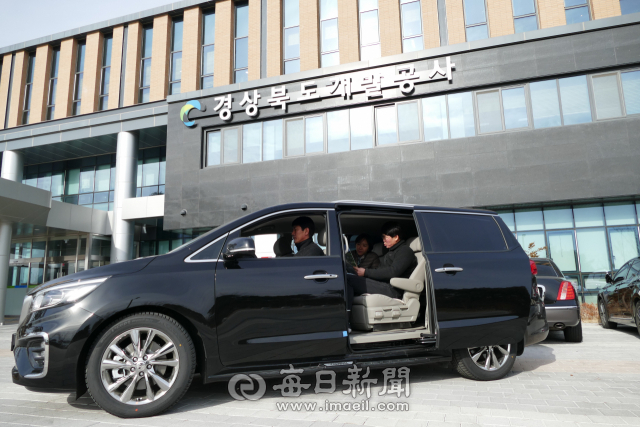 경북 전역을 누비는 경상북도개발공사 직원들을 위해 안종록 사장이 자신의 관용차량을 카니발 승합차량으로 변경해 현장 직원들도 차량 내에서 업무를 볼 수 있도록 지원했다. 김영진 기자