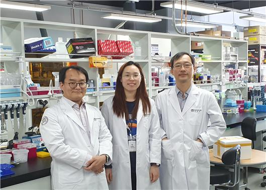 뇌 후두정피질이 트라우마 재발에 관여한다는 사실을 밝혀낸 뇌연구원 연구팀. 좌측부터 구자욱 책임연구원, 주빛나 학생연구원, 이석원 선임연구원. 한국뇌연구원 제공.