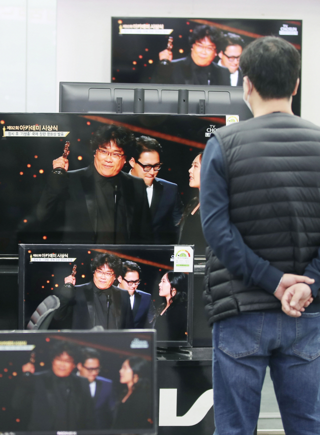 10일 오전 서울 용산구 전자랜드에 전시된 TV에서 제92회 아카데미 시상식에 참석한 봉준호 감독이 각본상을 받는 장면이 생중계되고 있다. 