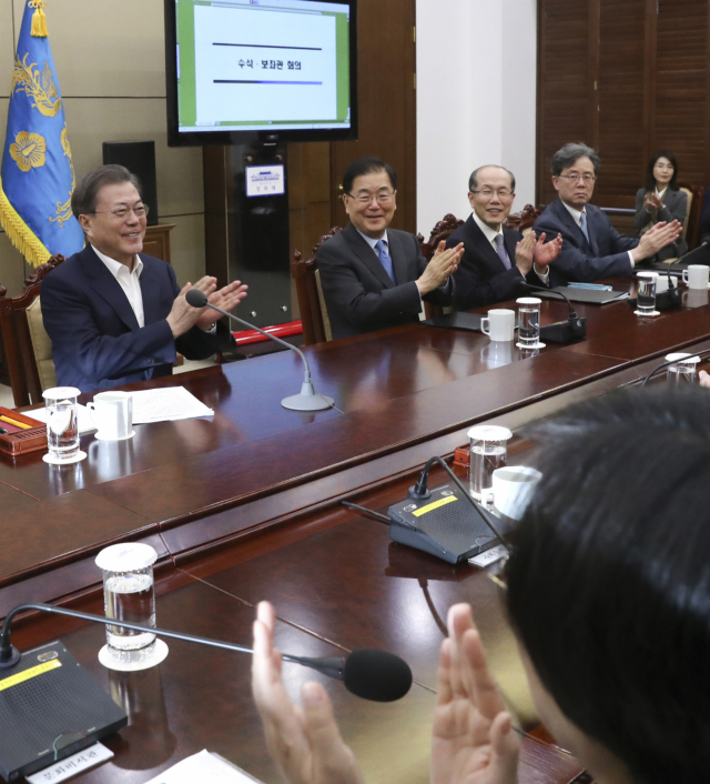 문재인 대통령이 10일 오후 청와대에서 열린 수석·보좌관 회의에 앞서 아카데미 시상식에서 각본상, 국제영화상, 감독상, 작품상을 수상한 봉준호 감독 등 영화 