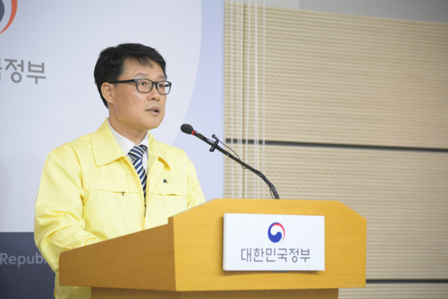 식품의약품안전처 양진영 차장이 10일 서울 정부서울청사 별관에서 마스크 단속 결과 관련 브리핑을 하고 있다. 식품의약품안전처 제공.