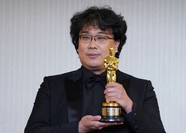 9일(현지시간) 열린 제92회 아카데미 시상식에서 작품·감독·각본·국제영화상 등 4관왕을 차지한 기생충의 봉준호이 미국 LA 더 런던 웨스트 할리우드에서 열린 기자회견에서 트로피를 들고 포즈를 취하고 있다. 연합뉴스