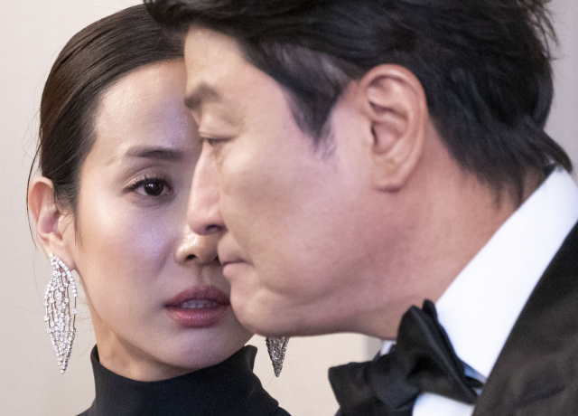 9일(현지시간) 열린 제92회 아카데미 시상식에서 작품·감독·각본·국제영화상 등 4관왕을 차지한 기생충의 배우 조여정(왼쪽)과 송강호가 미국 LA 더 런던 웨스트 할리우드에서 열린 기자회견에서 이야기를 하고 있다. 조여정은 현지시간으로 이날, 송강호는 현지시간으로 다음날이 양력 생일이라고 밝혔다. 연합뉴스