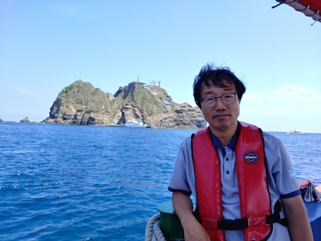 울릉도·독도 해양연구기지 김윤배 대장이 독도로 향하고 있다. 김윤배 제공