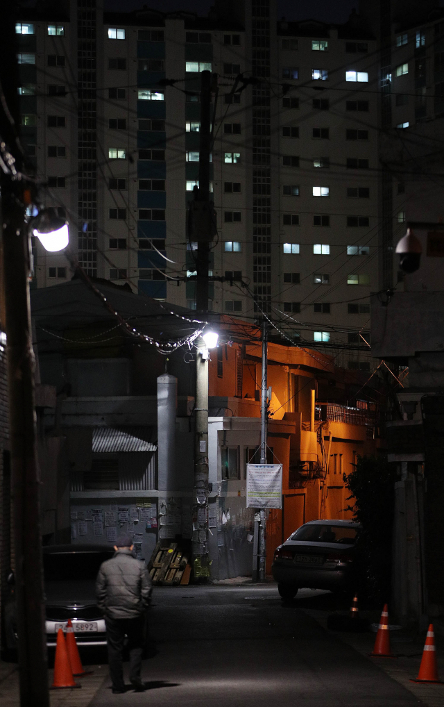 11일 밤 대구 동구 신암뉴타운 재개발지역의 모습. 인적이 드문데다 가로등 불빛도 어두워 을씨년스럽다. 김영진 기자 kyjmaeil@imaeil.com