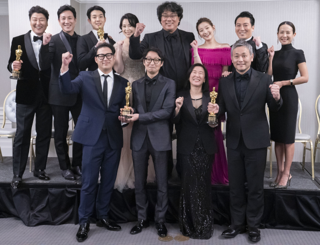 9일(현지시간) 열린 제92회 아카데미 시상식에서 작품·감독·각본·국제영화상 등 4관왕을 차지한 기생충의 봉준호 감독과 배우들이 미국 LA 더 런던 웨스트 할리우드에서 열린 기자회견에서 파이팅을 외치며 기념촬영을 하고 있다. 뒷줄 왼쪽부터 송강호, 이선균, 최우식, 장혜진, 봉준호 감독, 박소담, 박명훈, 조여정. 앞줄 왼쪽부터 한진원 작가, 양진모 편집감독, 곽신애 바른손 E＆A 대표, 이하준 미술감독. 연합뉴스