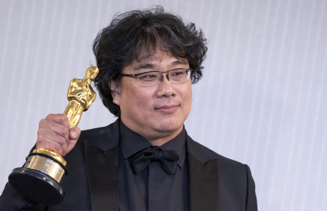 9일(현지시간) 열린 제92회 아카데미 시상식에서 작품·감독·각본·국제영화상 등 4관왕을 차지한 기생충의 봉준호 감독이 미국 LA 더 런던 웨스트 할리우드에서 열린 기자회견에 앞서 트로피를 들고 포즈를 취하고 있다. 연합뉴스