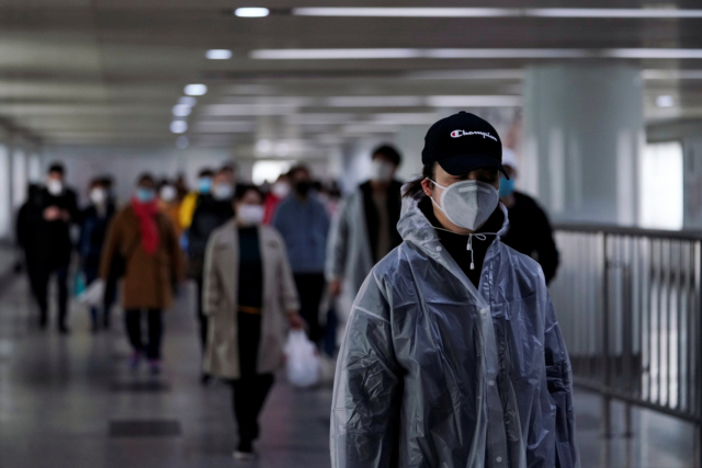 중국 상하이 시민들이 신종 코로나바이러스 사태로 길어진 춘제 연휴를 마치고 10일 오전 지하철역으로 향하는 통로를 걷고 있다. 연합뉴스