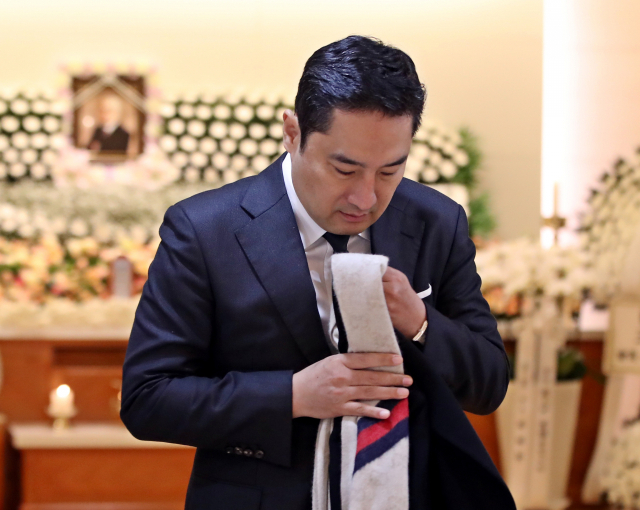 지난 10일 강용석 변호사가 타계한 김우중 전 대우그룹 회장 빈소를 찾아 조문하는 모습. 연합뉴스