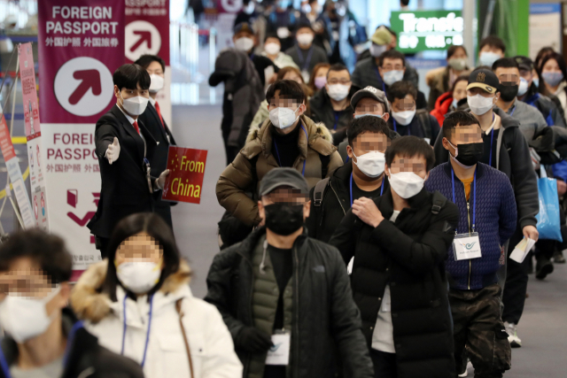 인천국제공항 1터미널에서 중국발 여객기를 타고 도착한 승객들이 검역대를 통과해 중국 전용입국장으로 이동하고 있다. 중국에 이어 홍콩과 마카오에서 출발한 승객들에 대해서도 검역이 강화된다. 연합뉴스