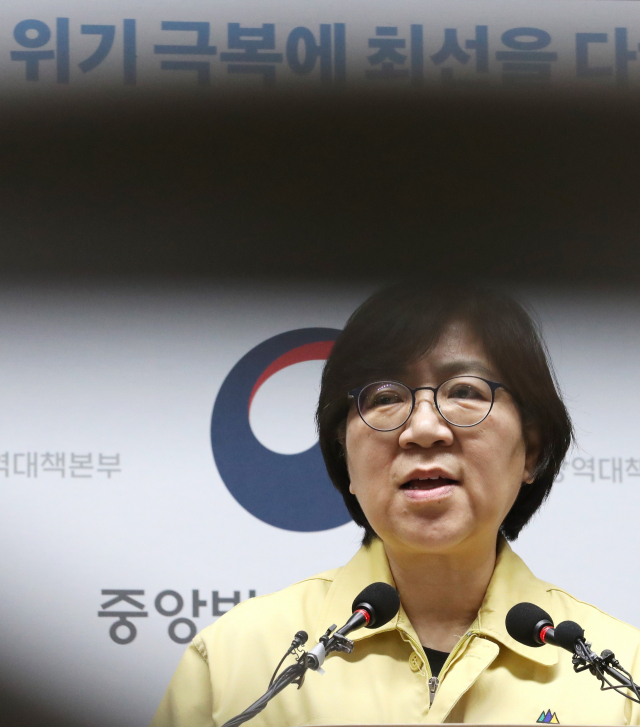 정은경 중앙방역대책본부장(질병관리본부장)이 11일 오후 충북 청주시 질병관리본부에서 신종 코로나바이러스 감염증 국내 발생현황 및 확진환자 중간조사 결과 등 정례브리핑을 마친 뒤 취재진의 질문에 답변하고 있다. 연합뉴스