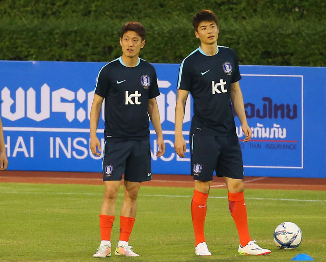 지난 2016년 3월 26일 태국 방콕에서 축구대표팀 평가전을 앞두고 함께 훈련하는 이청용과 기성용. 연합뉴스