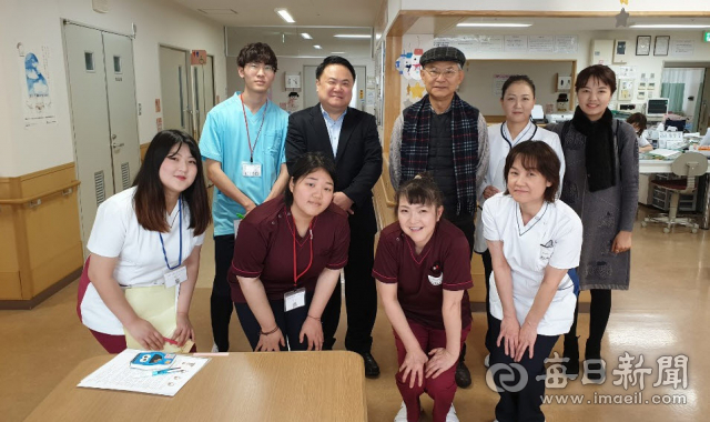 가톨릭상지대학은 겨울 방학을 맞아 해외 글로벌 인재 양성을 위해 맞춤형 해외 봉사활동을 폈다. 사진은 일본 홋카이고 시라이시 병원에 참가한 학생들과 정일(뒷줄 중앙) 가톨릭상지대 총장, 병원 관계자 등이 기념촬영 했다. 가톨릭상지대 제공