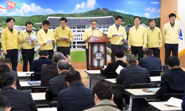 강성조(가운데) 경북도 행정부지사가 11일 경북도청 브리핑룸에서 신종코로나바이러스 감염증 사태와 관련한 종합대책 상황을 설명하고 있다. 경북도 제공