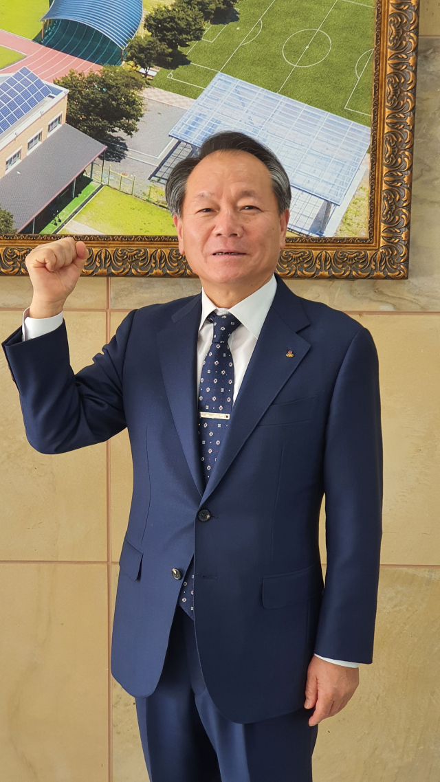 경북체고 도육록 교장이 13일 학교 현관에서 올 가을 구미에서 열리는 제101회 전국체전에서 선전을 다짐하며 포즈를 취했다. 경북체고 제공