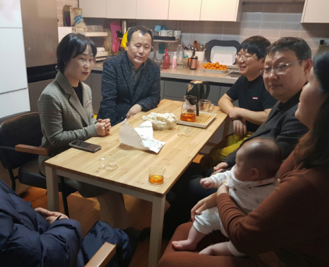 출산 축하선물을 전달한 지역 인사들이 신생아 가족들과 담소를 나누고 있다. 영주시 제공