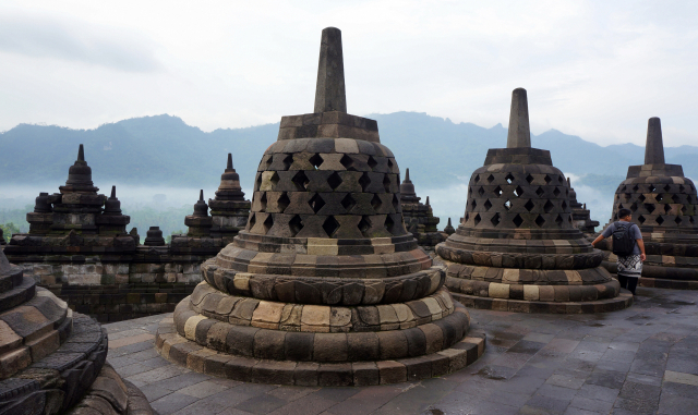 인도네시아를 대표하는 보로부드르(BOROBUDUR)사원