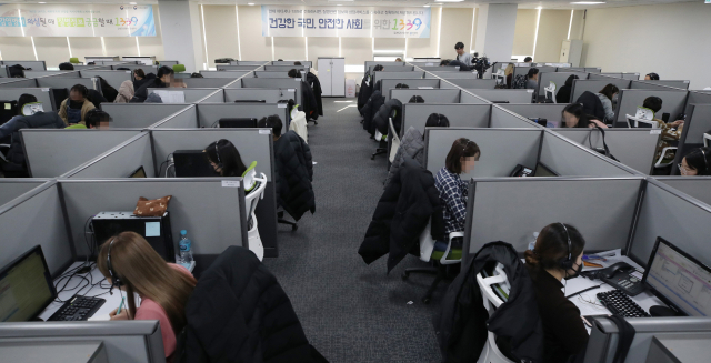 11일 오후 서울 영등포구 질병관리본부 1339 콜센터에서 상담원들이 상담업무를 보고 있다. 질병관리본부 감염병 전문 콜센터는 24시간 연중무휴로 운영되며 상담원들 외에도 보건·의료 등 전문인력 19명이 상주하고 있다. 사진공동취재단