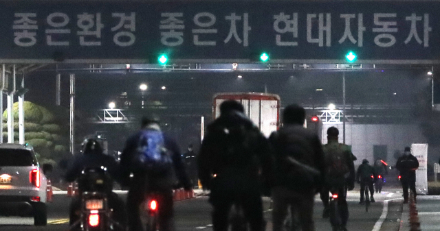 신종코로나바이러스 감염증 사태 여파로 전면 휴업했던 현대자동차 울산공장의 일부 생산라인이 가동을 재개한 11일 오전 울산시 북구 현대차 명촌정문으로 직원들이 출근하고 있다. 연합뉴스
