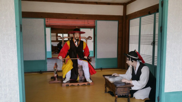 제주목 관아에서 집무를 보고 있는 제주목사 재현