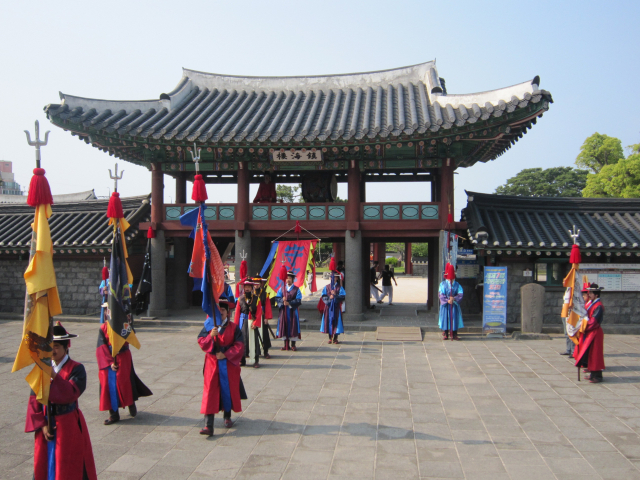 매년 4~10월에 열리고 있는 수문장 교대 의식.