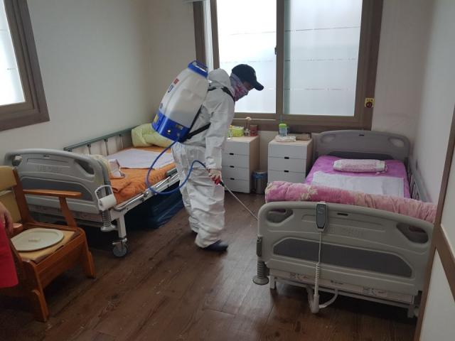 고령군은 신종코로나바이러스 감염증의 예방을 위해 방역대책반을 구성하고 바이러스의 지역전파차단을 위해 노력 하고 있다. 고령군 제공.
