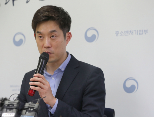 11일 오후 서울 영등포구 중소기업중앙회 건물에서 노용석 중소벤처기업부 글로벌성장정책관이 신종코로나바이러스 감염증 사태 관련 중소기업·소상공인 피해 지원방안을 발표하고 있다. 연합뉴스