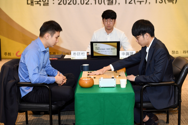 신진서(오른쪽)가 12일 경기도 광명시 라까사호텔 특별대국실에서 열린 제24회 LG배 조선일보 기왕전 결승 3번기 제2국에서 랭킹 2위 박정환(27) 9단에게 161수 만에 흑 불계승을 거뒀다. 연합뉴스