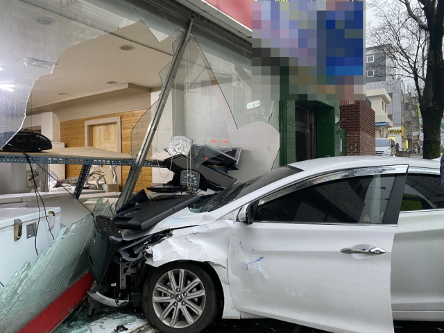 대구 남구 봉덕동 승용차 가게로 돌진 교통사고 