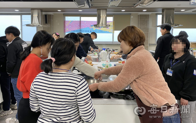 안동시 학교 밖 청소년들이 조리 직업체험에 나서고 있다. 안동시 제공
