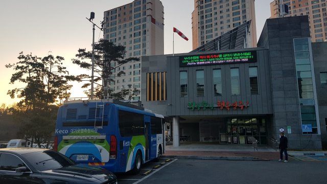 영주시 가흥1동 행정복지센터에서 대기오염측정차량을 이용, 미세먼지 오염도를 측정하고 있다. 영주시 제공