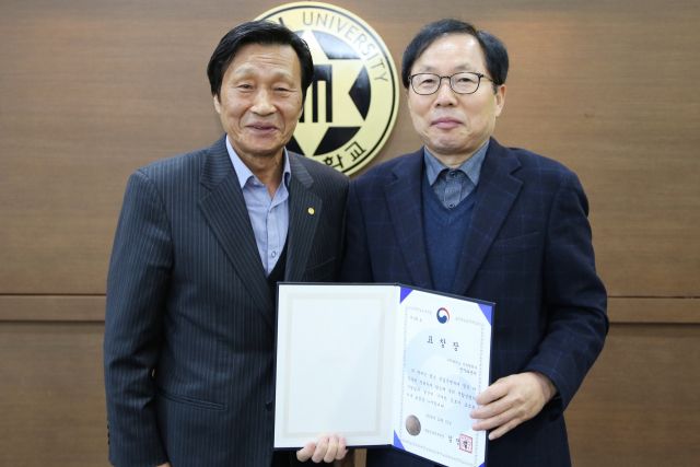 정창주(왼쪽) 구미대 총장이 김태용 전자파센터장에게 국립전파연구원 우수기관 표창장을 전달하고 있다. 구미대 제공
