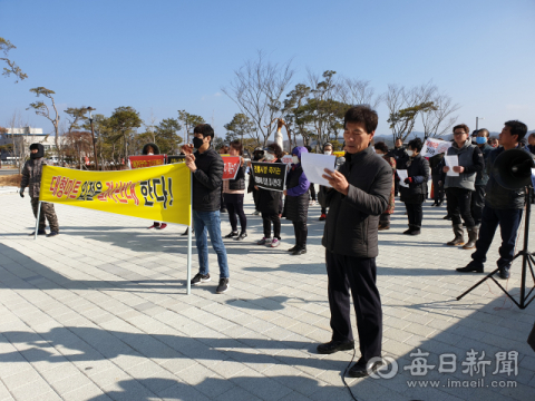 13일 오후 3시 예천군청 앞마당에서 안희윤 예천읍상설시장 번영회장이 대형 식자재 마트 입점을 반대하는 입장의 호소문을 낭독하고 있다. 윤영민 기자