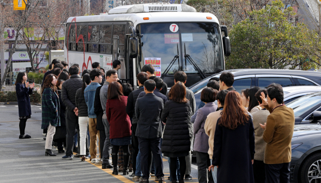 코로나 19 여파로 인해 헌혈인구가 감소하면서 혈액 수급이 어려워지자 각 지자체가 헌혈에 나서고 있다. 지난 13일 오전 대구 서구청에서 직원들이 헌혈버스에 헌혈을 하기위해 줄지어 차례를 기다리고 있다. 매일신문DB