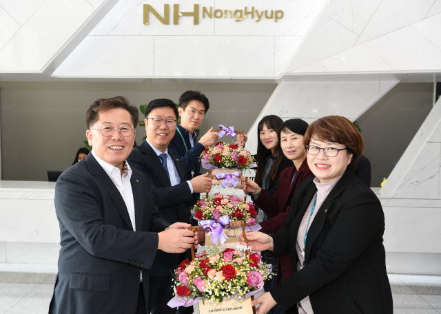 경북농협 화훼농가 돕기 꽃 나눔 행사