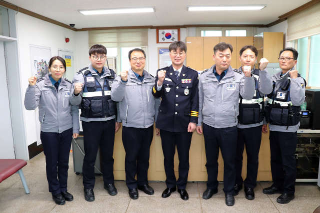 김선섭 예천경찰서장과 호명지구대 담당 경찰관들이 지구대 승격 현판식에서 기념촬영을 하고 있다. 예천경찰서 제공