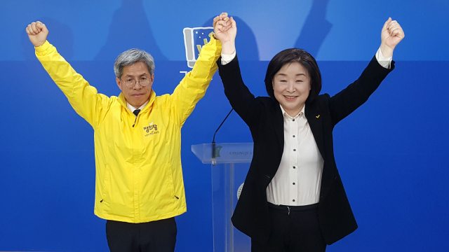 정의당 심상정 대표와 같은 당 권영국 예비후보가 13일 오후 경주시청에서 열린 기자회견을 마치고 파이팅을 외치고 있다. 김도훈 기자