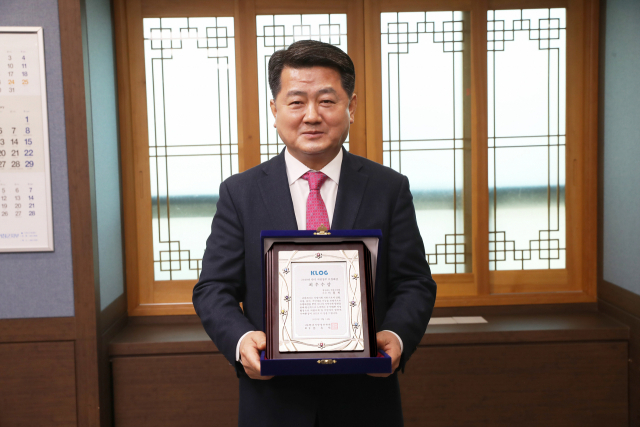 경남 거창군의회 이홍희 의장이 의정대상을 받고 기념촬영을 했다. 거창군의회 제공