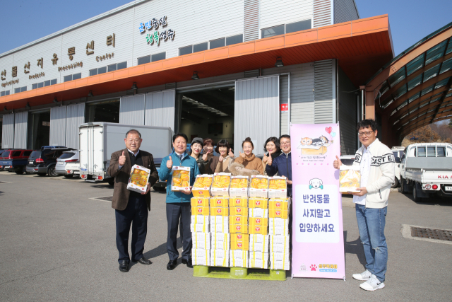 박명석(오른쪽)독케어 대표가 성주군농산물유통센터에서 성주참외를 대량 구입하고 있다. 성주군 제공