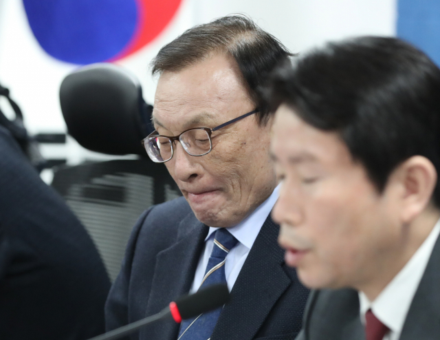 더불어민주당 이해찬 대표가 14일 오전 서울 여의도 국회 의원회관에서 열린 확대간부회의에 참석하고 있다. 민주당은 당에 비판적 칼럼을 기고한 임미리 고려대 한국사연구소 연구교수를 이해찬 대표 명의로 검찰에 고발, 부적절했다는 비판을 받고 이날 뒤늦게 고발을 취하했다. 연합뉴스