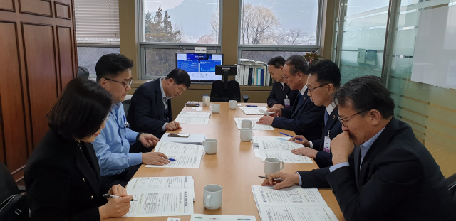 장세용 경북 구미시장이 황덕순 청와대 일자리수석을 만나 LG화학이 참여하는 