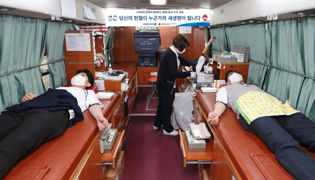 대구은행 임직원이 코로나19 확산으로 지역 혈액 수급에 비상이 걸리자 단체 헌혈을 진행했다. DGB대구은행 제공.