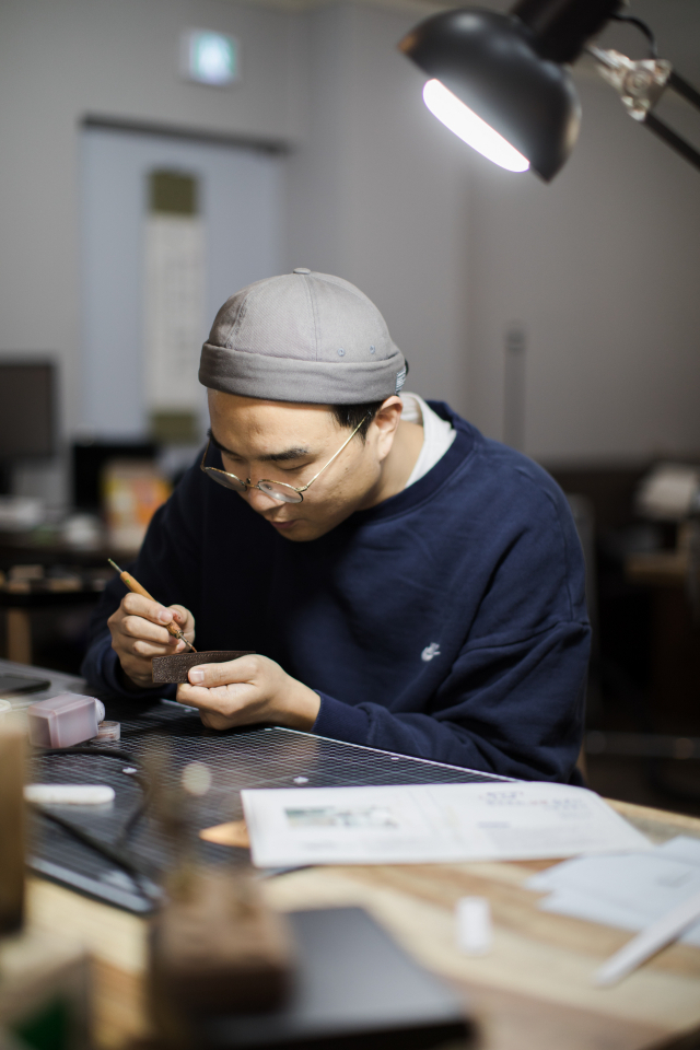 경상북도경제진흥원의 도시청년 시골파견제 지원사업 참여자 22명이 최근 온라인 마켓에 입점하며 시장을 넓혀가고 있다. 경북 안동에서 가죽공방을 창업한 이강일 대표. 경북경제진흥원 제공