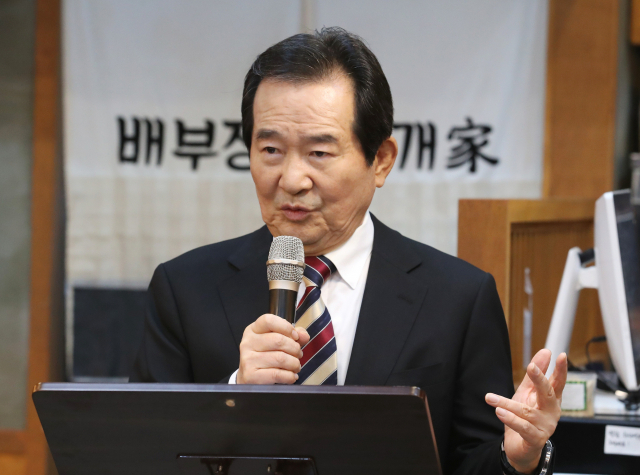 정세균 국무총리가 14일 세종시의 한 식당에서 열린 출입기자단 오찬 간담회에서 취재진의 질문에 답변하고 있다. 연합뉴스