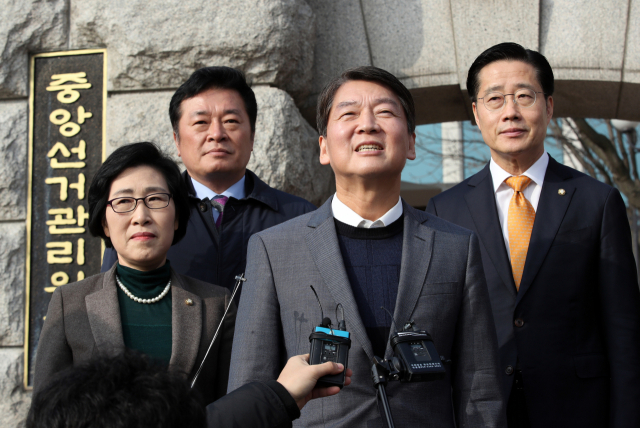 국민당(가칭) 안철수 창당준비위원장이 14일 오전 경기도 과천 중앙선거관리위원회 앞에서 중앙선거관리위원회의 당명 사용 불허 결정과 관련해 입장을 발표하고 있다. 연합뉴스