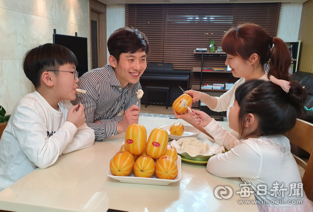 경북 성주군 성주읍 곽윤경 씨 가족이 저녁식사 후 후식으로 성주참외를 먹고 있다. 곽 씨는 남편과 아이들이 달고 아삭한 성주참외를 좋아해 늘 준비해둔다고 했다. 이영욱 기자
